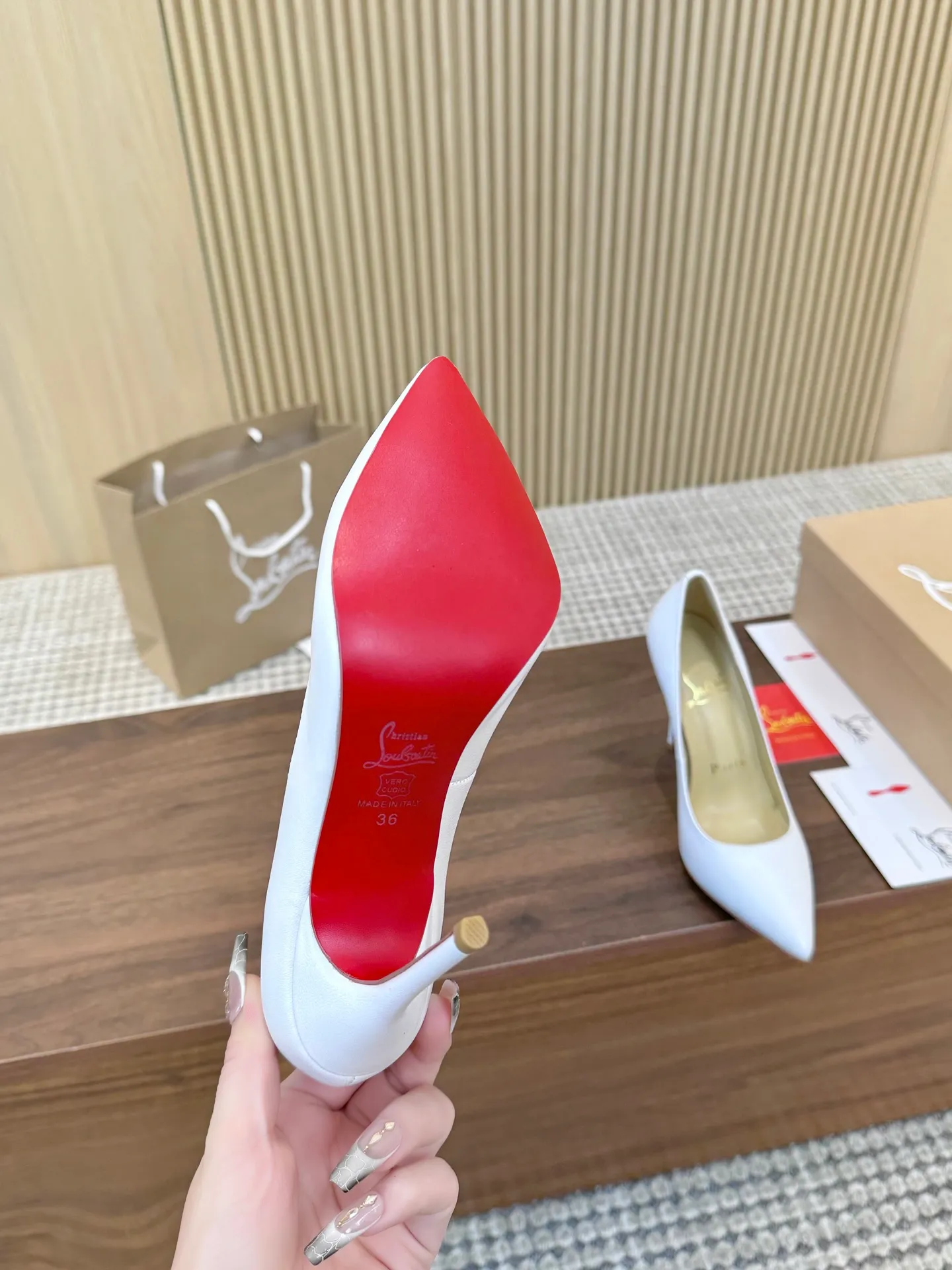 👟👟Ex-factory price 440👟👟 Genuine leather sole +40 Year-round shipment💝Christian Louboutin CL👠 Classic "Matte💎Cow Leather💎Series" noble and luxurious, real blingbling👟👟 Real materials, all customized by the pattern maker, and the materials are made of original customized materials to achieve the taste of the original 6 color options 💍 Upper: Imported 👉 cowhide 💪 Lining: Sheepskin foot pad/lining Size: 34-40.41.42 Heel height: 10.5cm and 8.5cm two options Leather sole Rubber sole